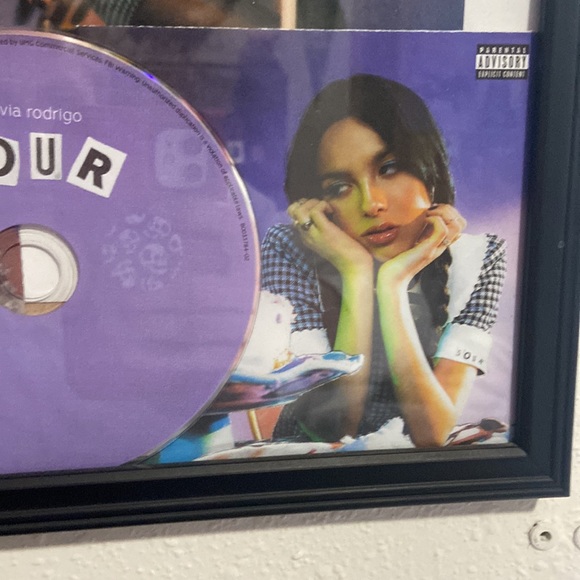 Autographed Olivia Rodrigo Target Exclusive Poster and CD - Picture 4 of 5